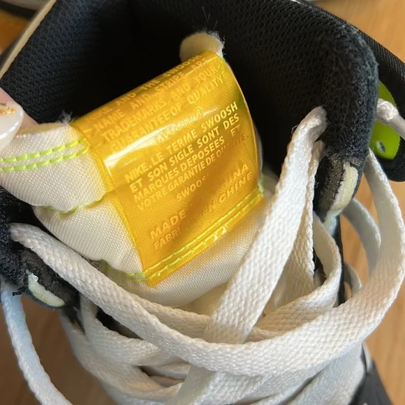 Nike Jordan 😍 1’s OG volt gold